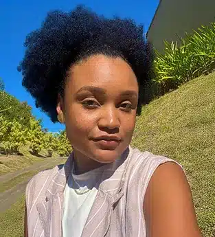 Vitória Aguiar, Auxiliar Administrativa e Social Media